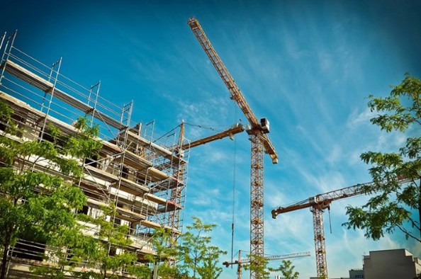 Building site and crane
